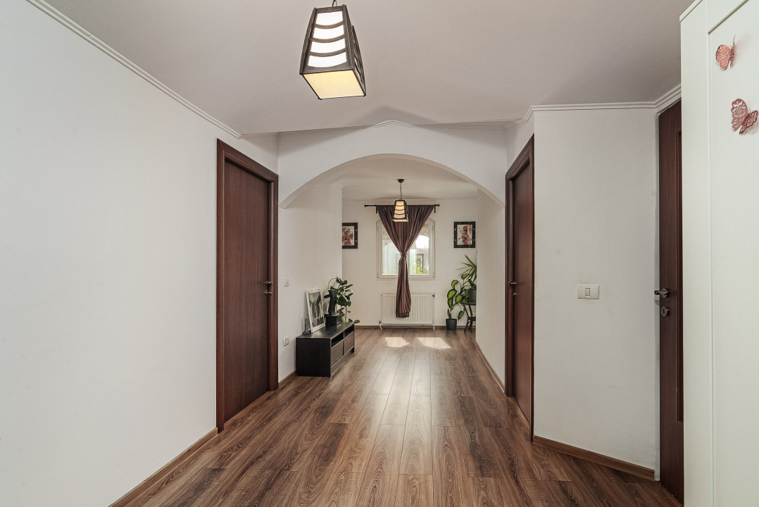 Vila individuala, 5 camere, teren generos si vegetatie matura - central Otopeni