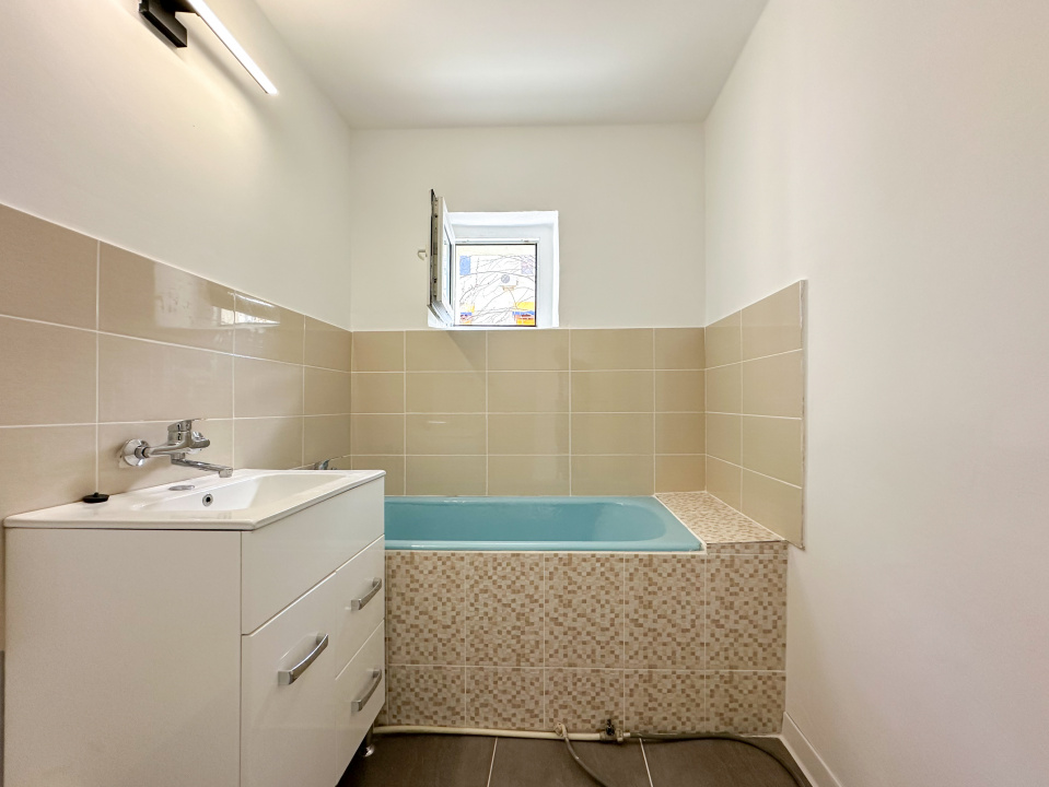 Lângă parc, renovat complet, gata să devină al tău. Totul nou!