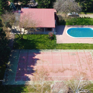 Casa de vacanta cu piscina si teren de tenis in Belciugatele langa lac